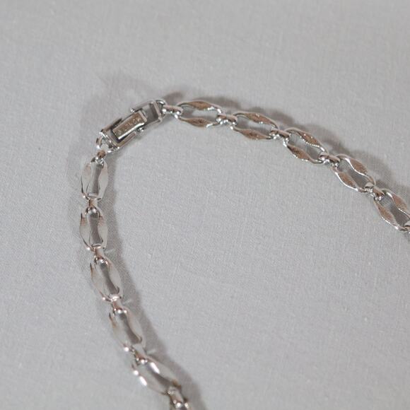 Monet 1960s  Atomic Starburst Pendant Necklace Rhodium Plated Oval Ornate Links - Picture 4 of 10